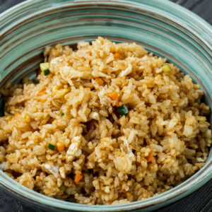 Жаренный рис с яйцом и овощами